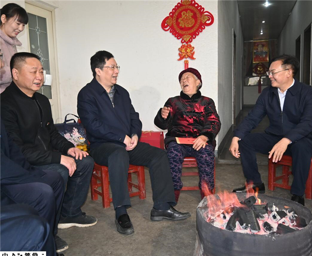 “愿日子越来越红火” 胡衡华走访慰问老领导、困难党员和群众