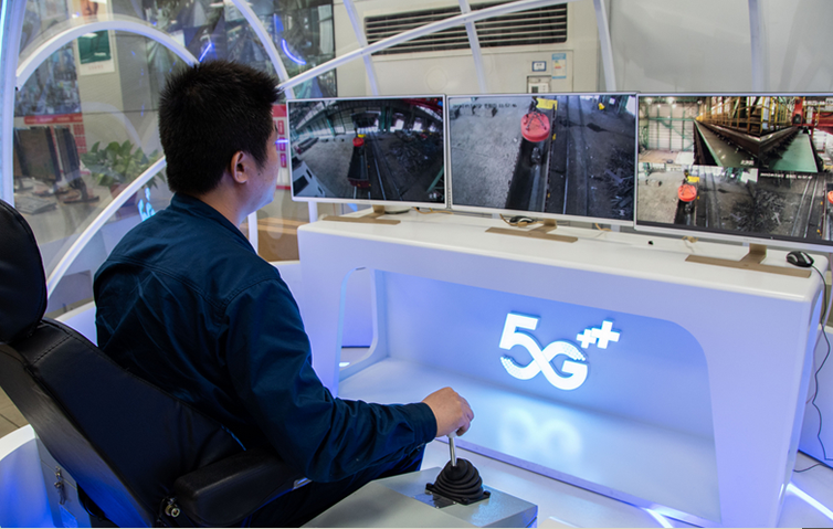 湖南湘潭华菱湘钢5g智慧钢铁工厂工作人员正在进行远程操作