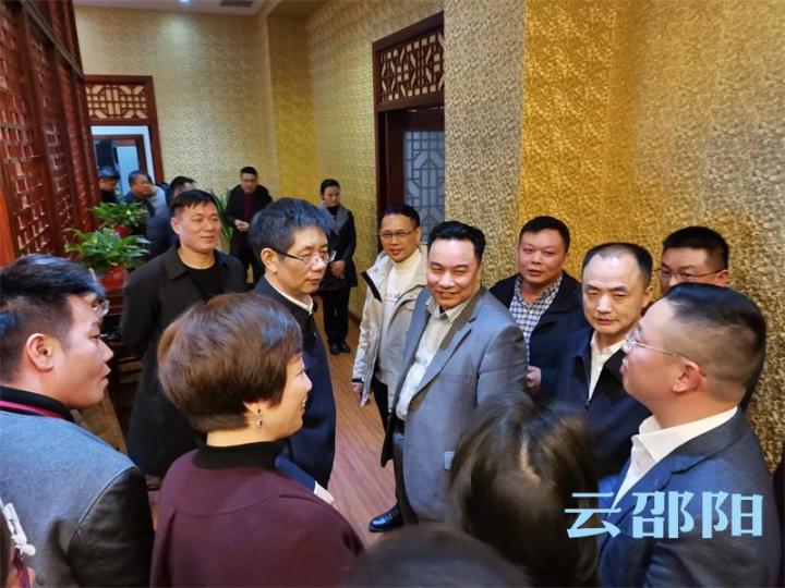 刘事青与商会代表及邵阳经开区部分企业家展开座谈