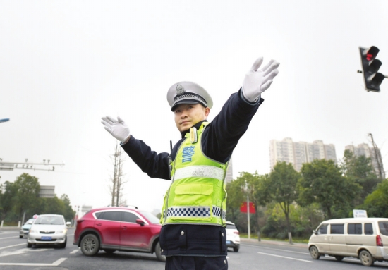 1月21日,长沙花侯路与长沙大道交会处,交警蔡万平正在执勤,春节期间他