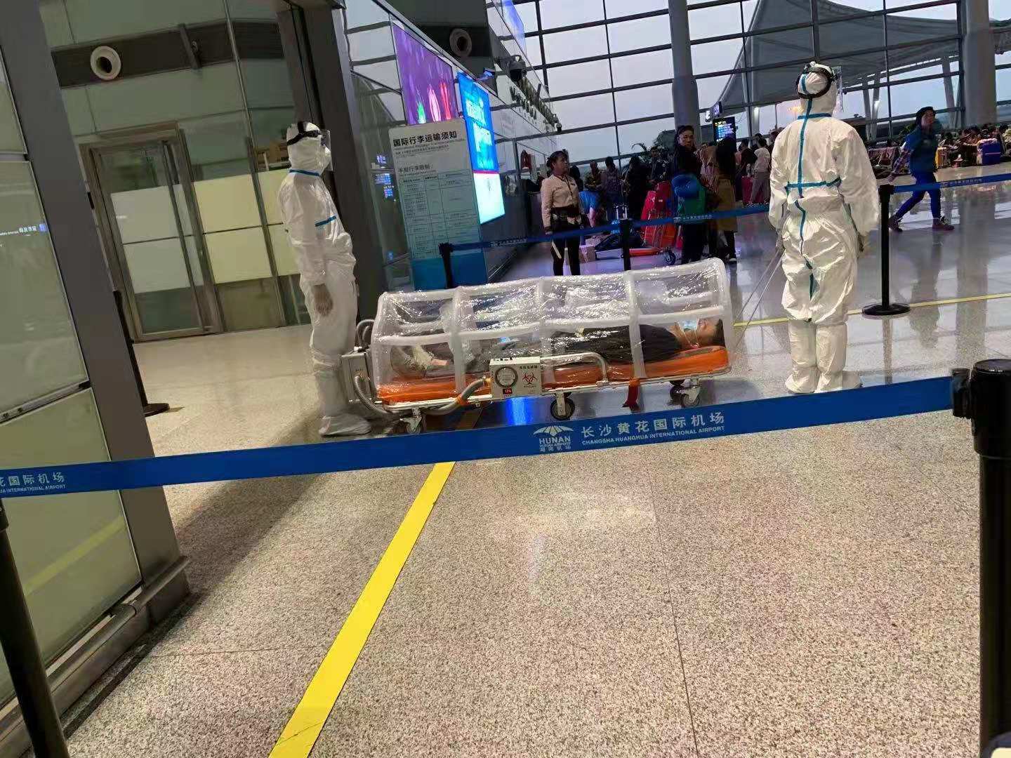 辟谣!网传长沙机场隔离运送病人图片实为去年演练