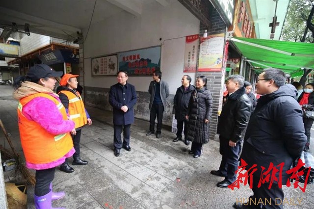 向华)1月25日,农历大年初一,杨秀芳,龙国建,金玲,谢文,吴通爱等四大家