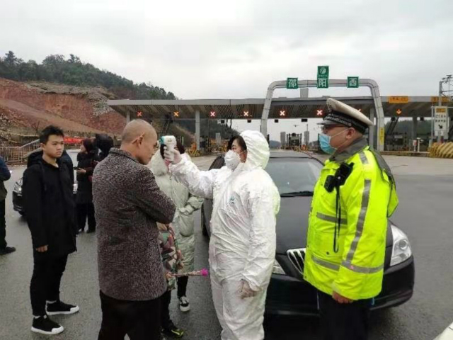 防控疫情，北塔交警战斗在路上