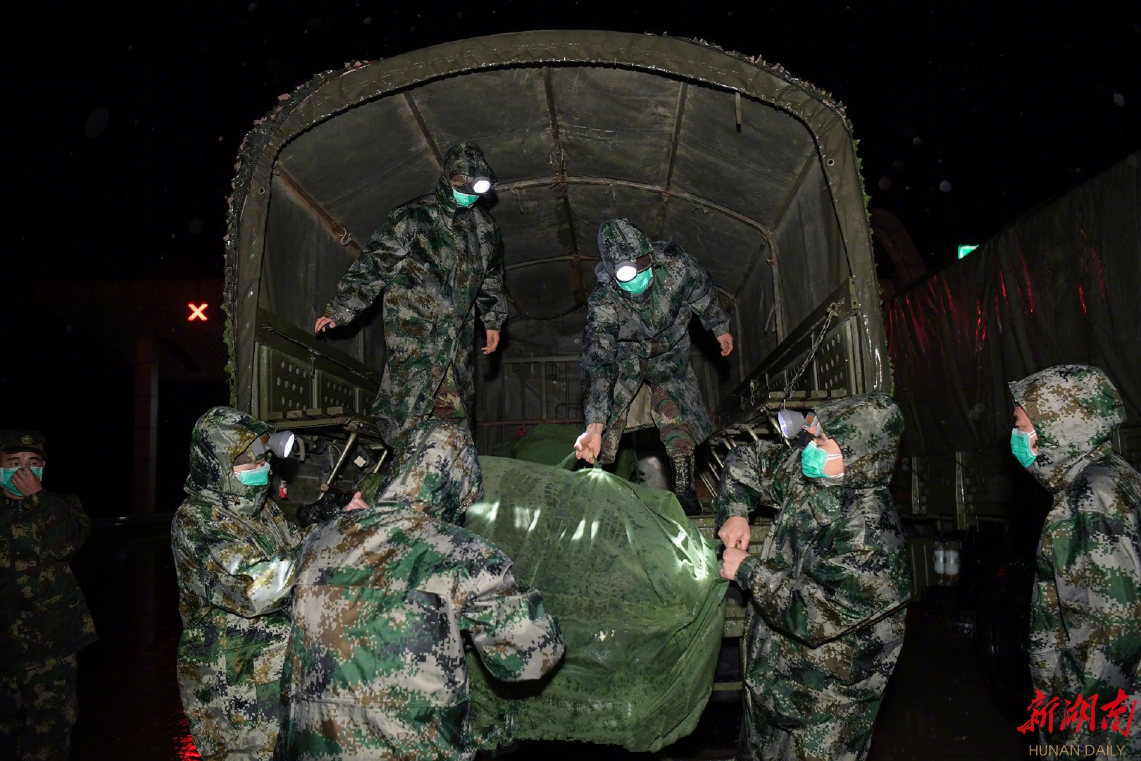 疫情阻击战 | 解放军某部协助地方设立疫情防控卡口