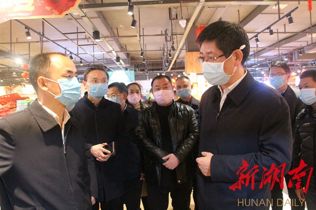 刘事青走进市场看供应、查价格：坚决做到“两保一控” 确保物资供应平稳