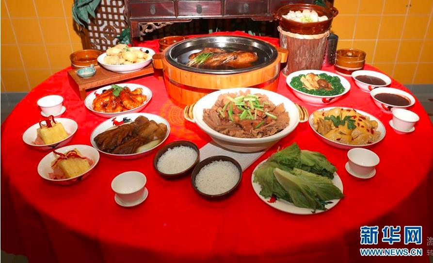 这是香港中华厨艺学院的老师和学员制作的盆菜宴(1月17日摄).