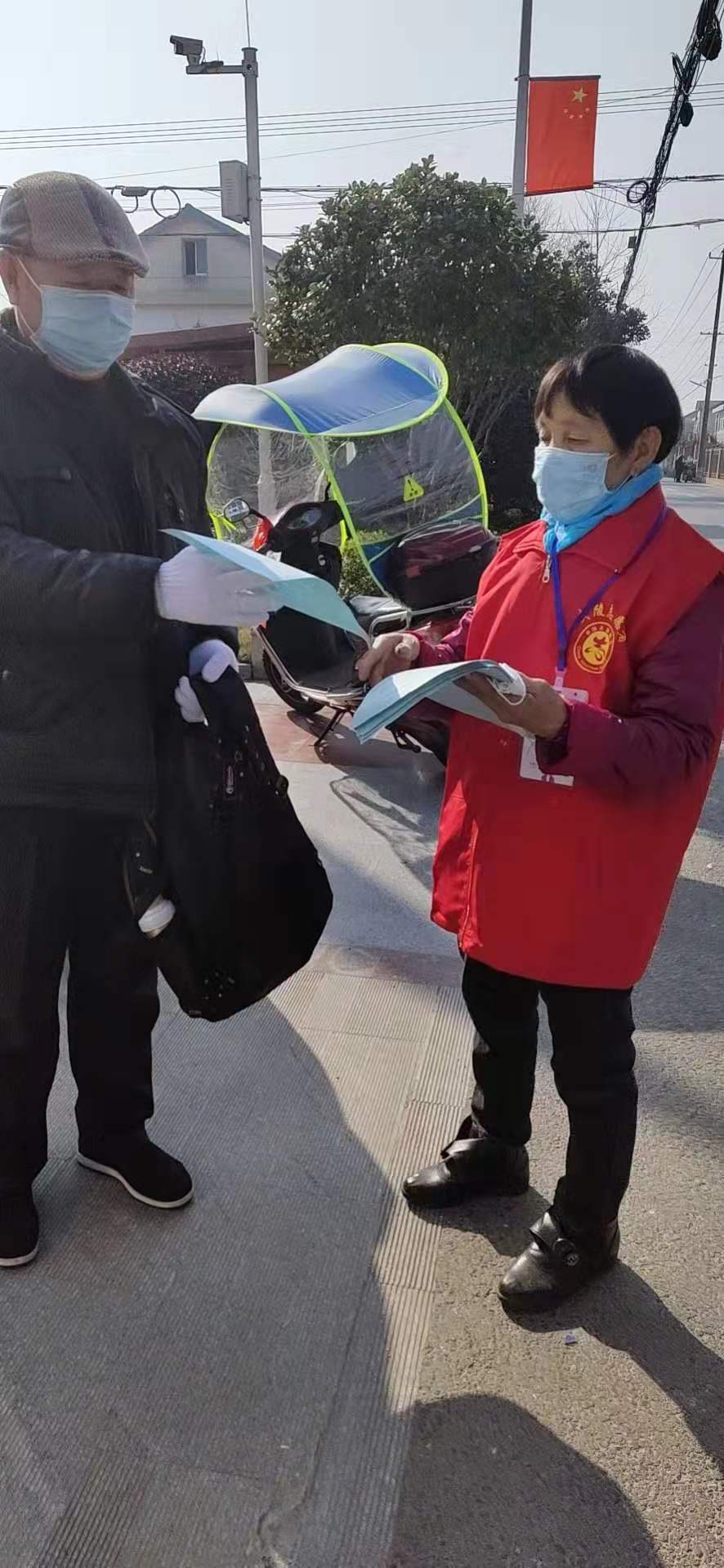 武陵区丹洲乡七旬老党员夫妇主动请缨防疫阻击战