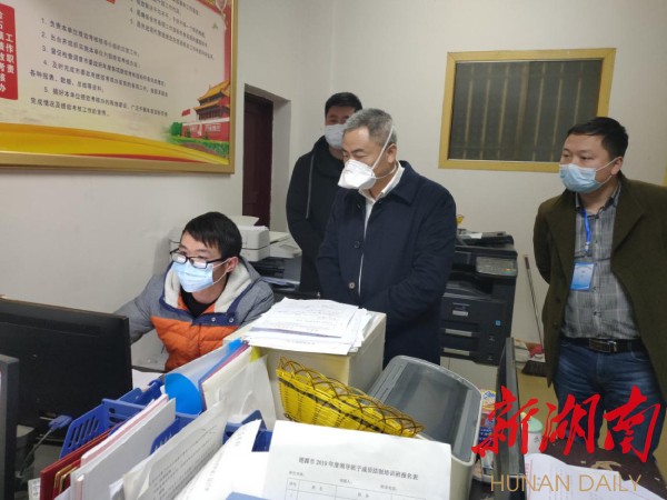 涟源市委副书记,市长刘杰(右二)在金石镇督查疫情防控工作