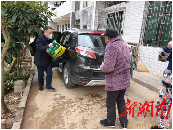 党员变身“代购员”助力疫情防控