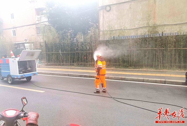 【戰(zhàn)“疫”第一線】疫情防控出奇招 沖洗車變消毒車
