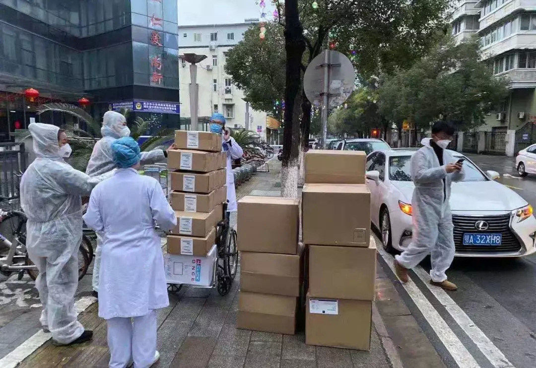 在亚欧非等国的子公司从国外采购到首批防疫物资——防护口罩5万只,已