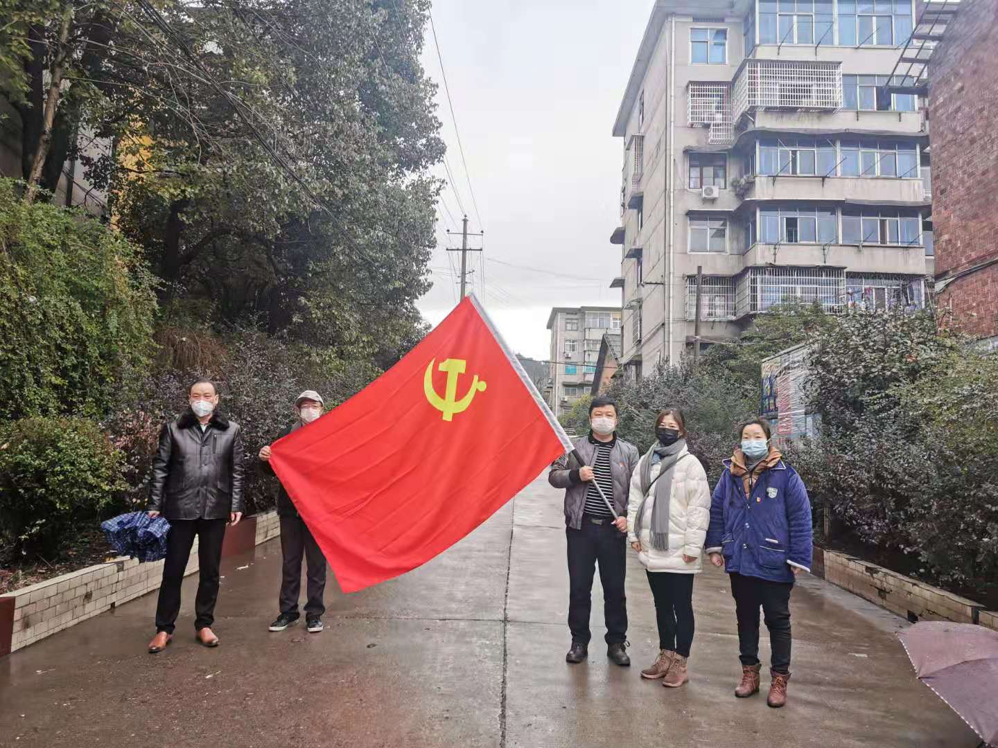 冷水江市委黨校黨員志愿者深入楓樹(shù)坳社區(qū)抗擊疫情