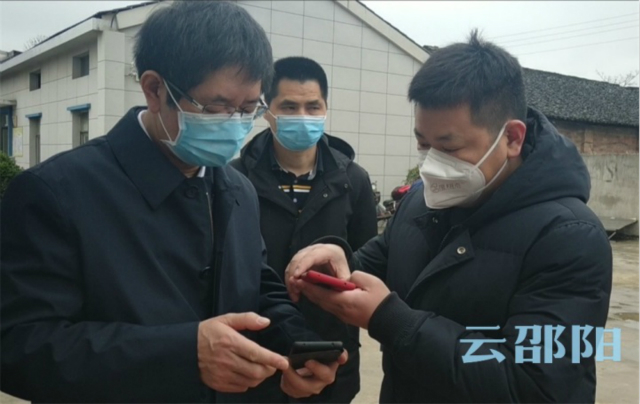 让企业给政府交任务：刘事青再次到邵东两家口罩生产企业看生产问困难解难题