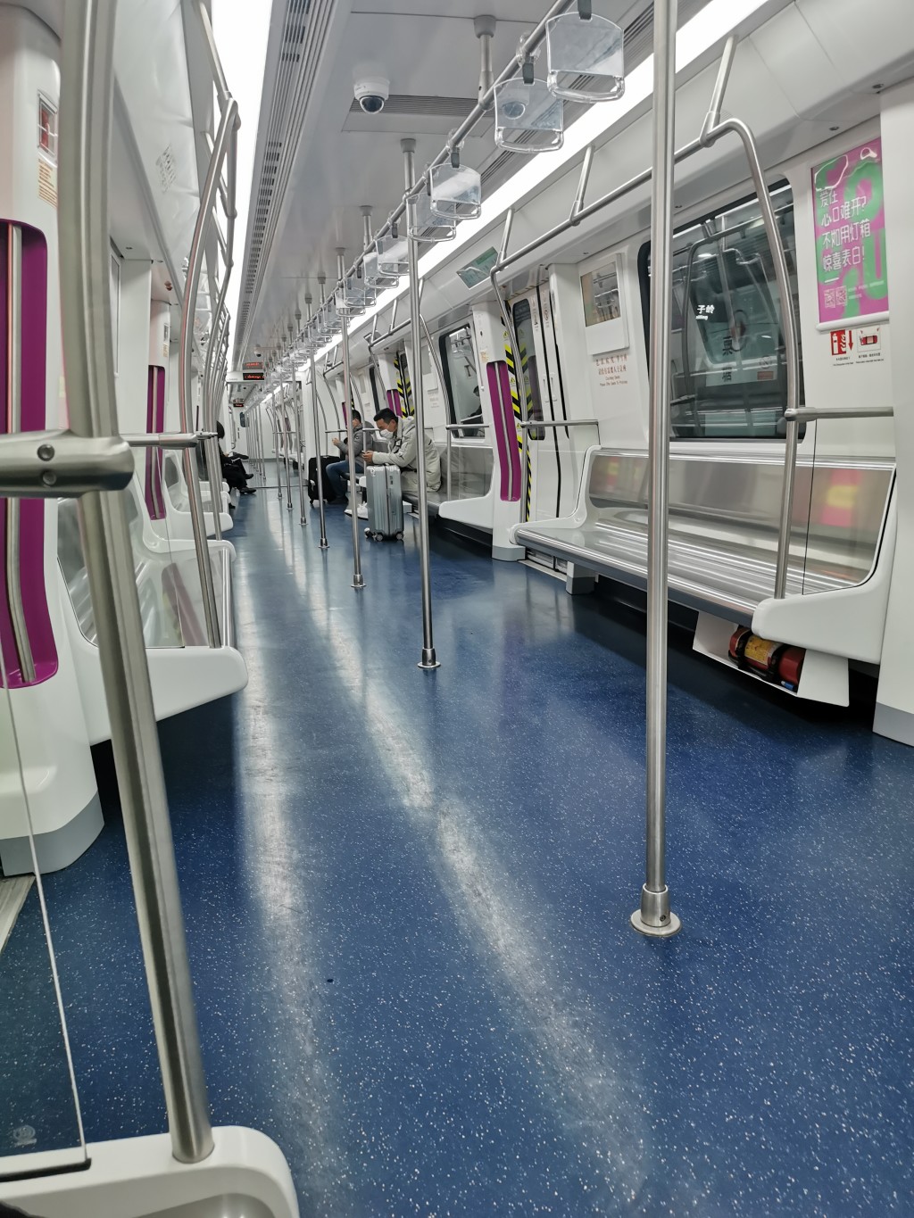 每趟列车运行至终点站折返时,保洁人员将迅速对空调进,出风口进行一次