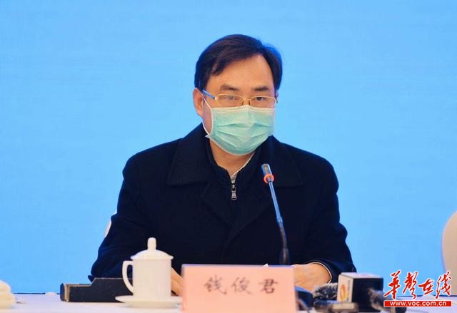 接下来,省交通运输厅党组成员,副厅长钱俊君介绍我省保障复工返岗期间