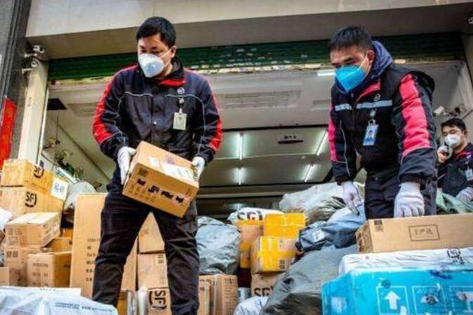 快递复工后：用工短缺，快递小哥“全副武装”有点忙