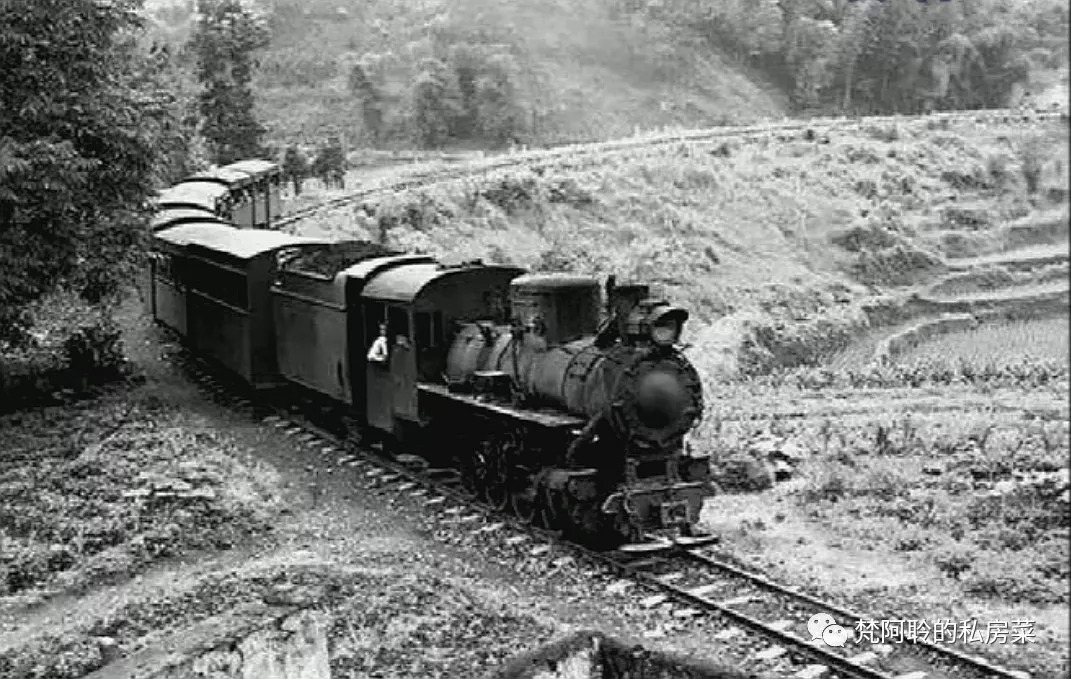 益灰铁路上奔跑的蒸汽火车