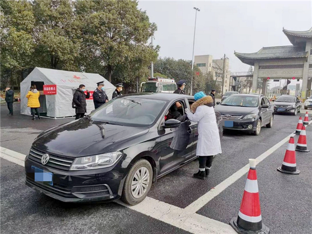 医护人员在幸福渠收费站为乘车人员测量体温 医护人员在幸福渠收费站为乘车人员测量体温