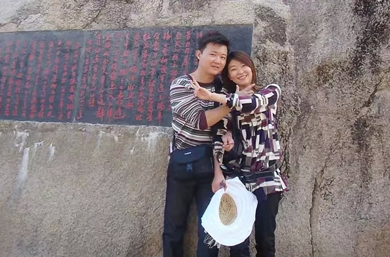 袁芳老师的丈夫黄勇波在市公安局为民中心负责公安专区行政服务工作.