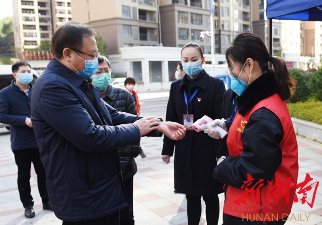 龚文密刘事青看望慰问防控一线医务人员家属