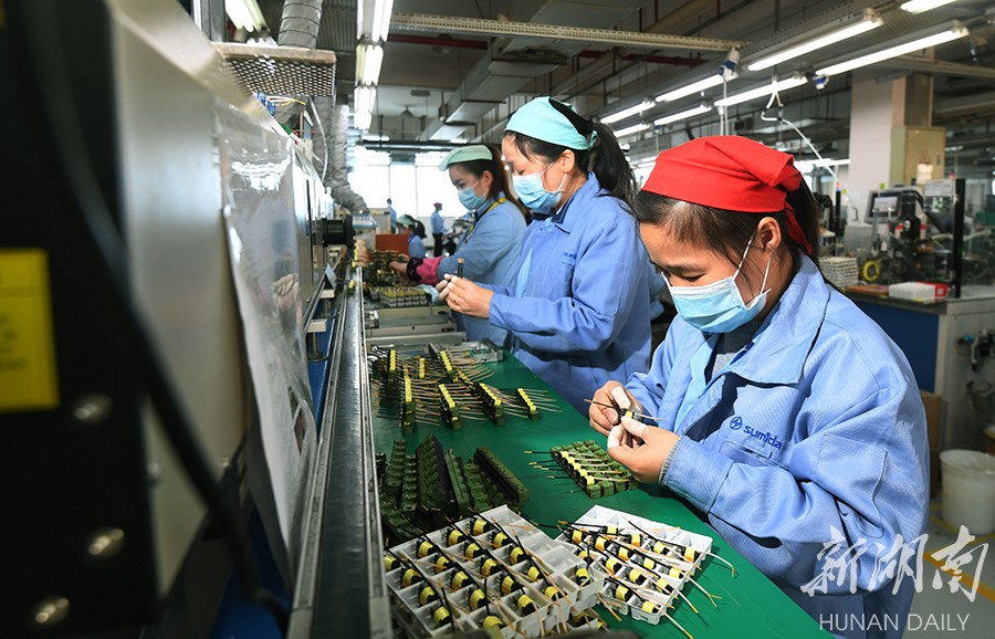 2月17日,常德经济技术开发区胜美达电机公司生产车间,工人们在组装