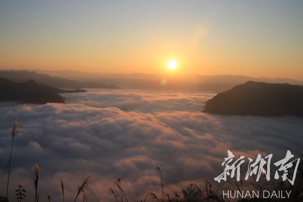 双牌云台山： 清晨日出现壮美云海景观