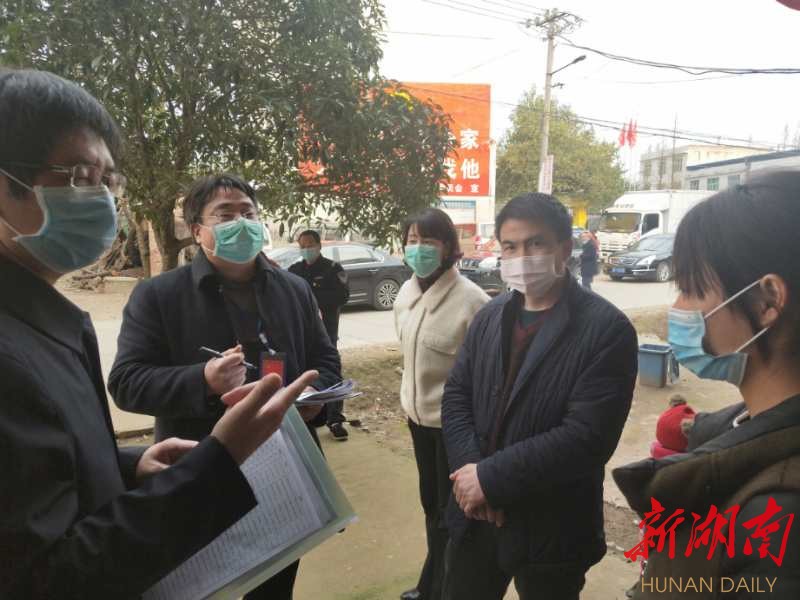 刘事青带着“招工小分队”到邵阳县走村串户为企业招工