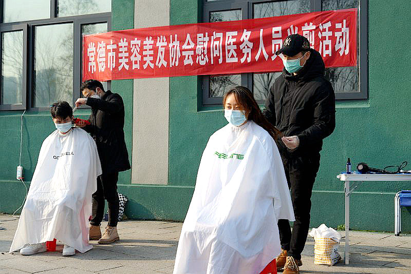20名美发志愿者为百余名武陵医护人员爱心义剪