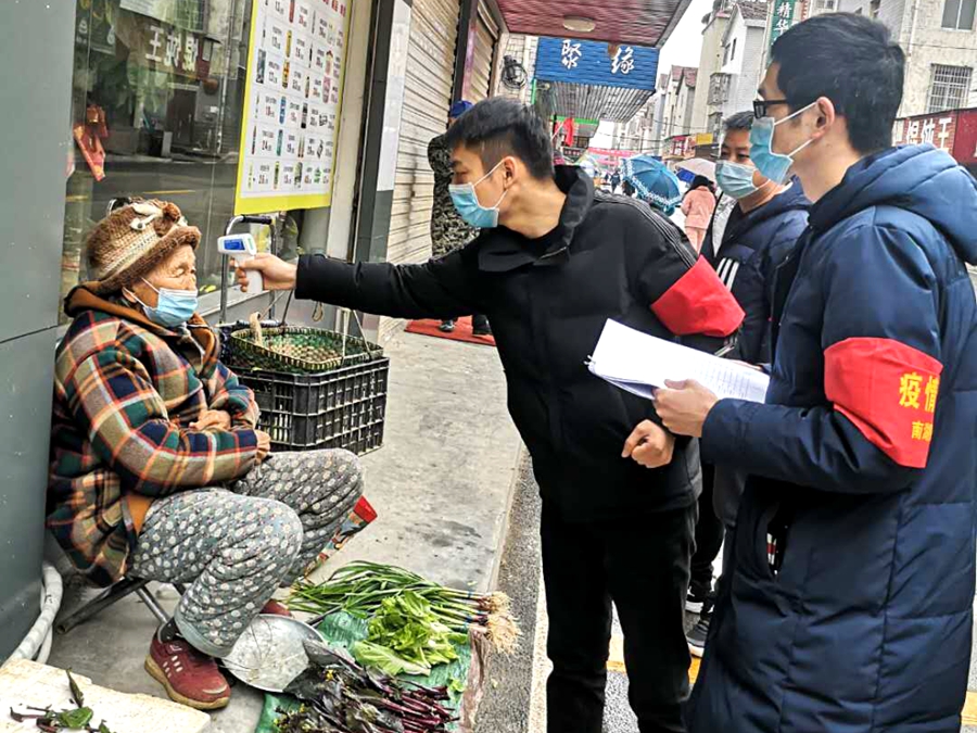 研究生背上喷雾器