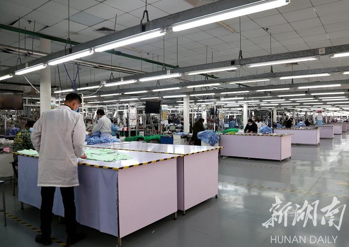 2月24日，湖南新马制衣车间生产场景。 廖文 摄