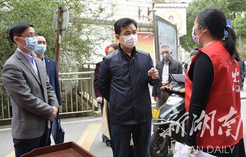 白云峰与雨湖路街道和平桥社区负责人交流交谈.