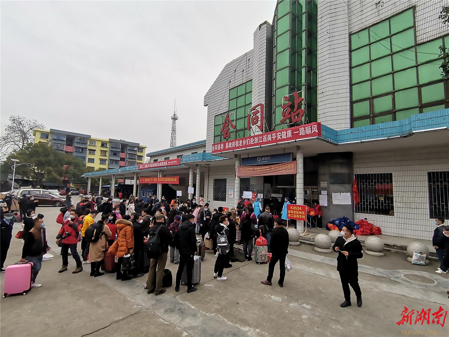 会同县443名返岗务工人员乘上驶往"春天的列车"