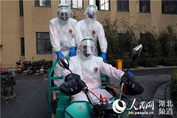 一件防護(hù)服被穿成了絕版“備忘錄”