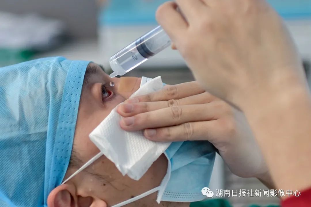 2月25日,隔离区出来的医护人员习惯性地用生理盐水冲洗眼睛,尽可能