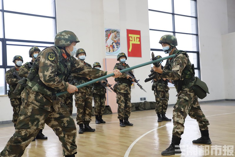 武警湖南总队机动支队开展刺杀对抗训练