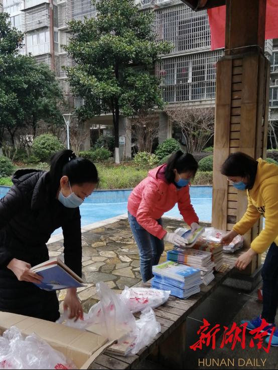 武陵区紫菱小学：雷锋在身边，暖心送教材
