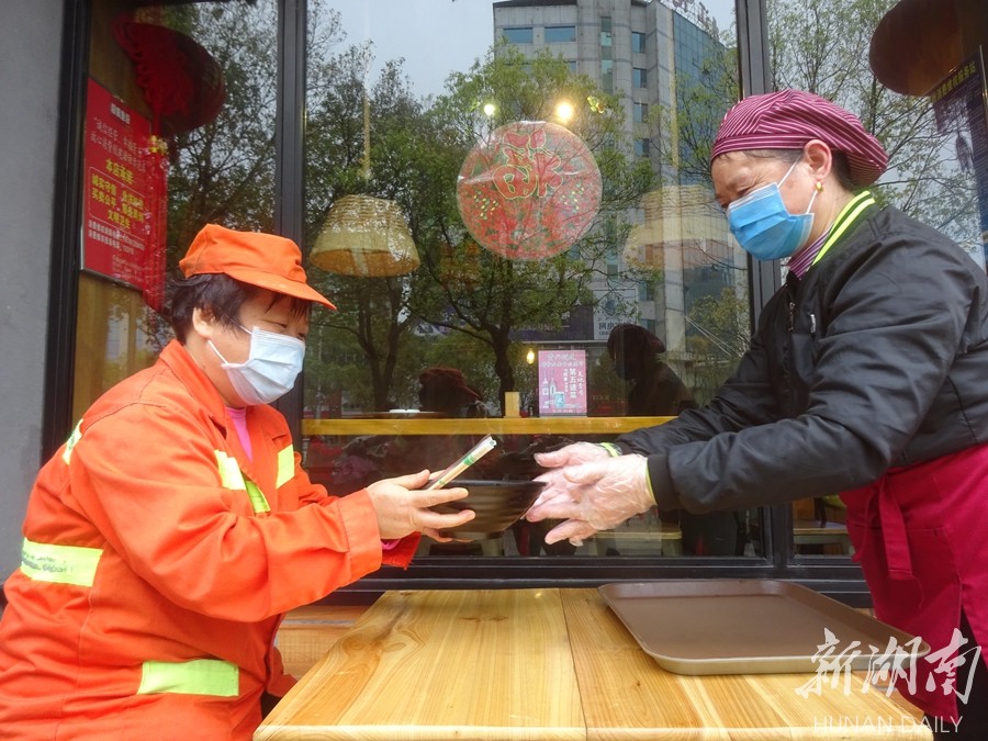 暖心早餐 感恩坚守 新湖南www.hunanabc.com