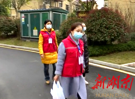 奔跑在“疫”线的“复工指导员”和“快递小姐姐”