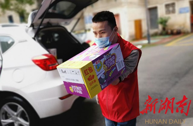 短视频|无手志愿者罗小小:筹集口罩20万余个,脚趾画出500幅宣传单 新湖南www.hunanabc.com