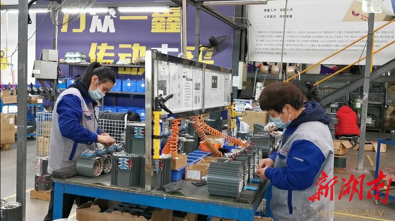 万鑫精工厂内工人们忙着组装减速机