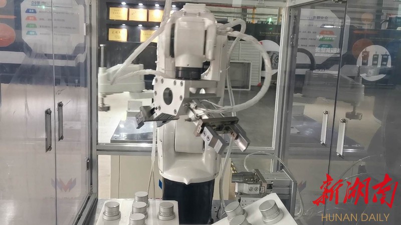 （万鑫精工自主研发的机器人）