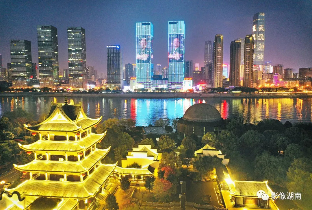 湖南日报记者 李健 童迪 傅聪 唐俊    3月18日晚,长沙五一广场,黄兴