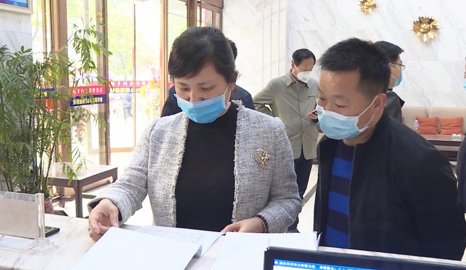 冷水江市委常委,宣传部部长邓娟督查已开放场所疫情防控工作