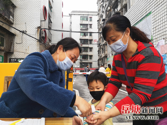 岳塘區(qū)防疫一線的志愿者：點點螢火 匯成星河