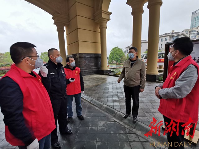 和当地领导沟通交流。 和当地领导沟通交流。