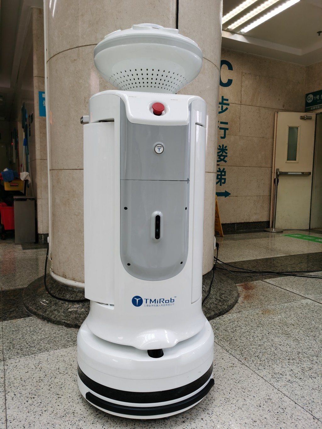 机器人上岗每天为湘雅医院门诊紫外线消毒