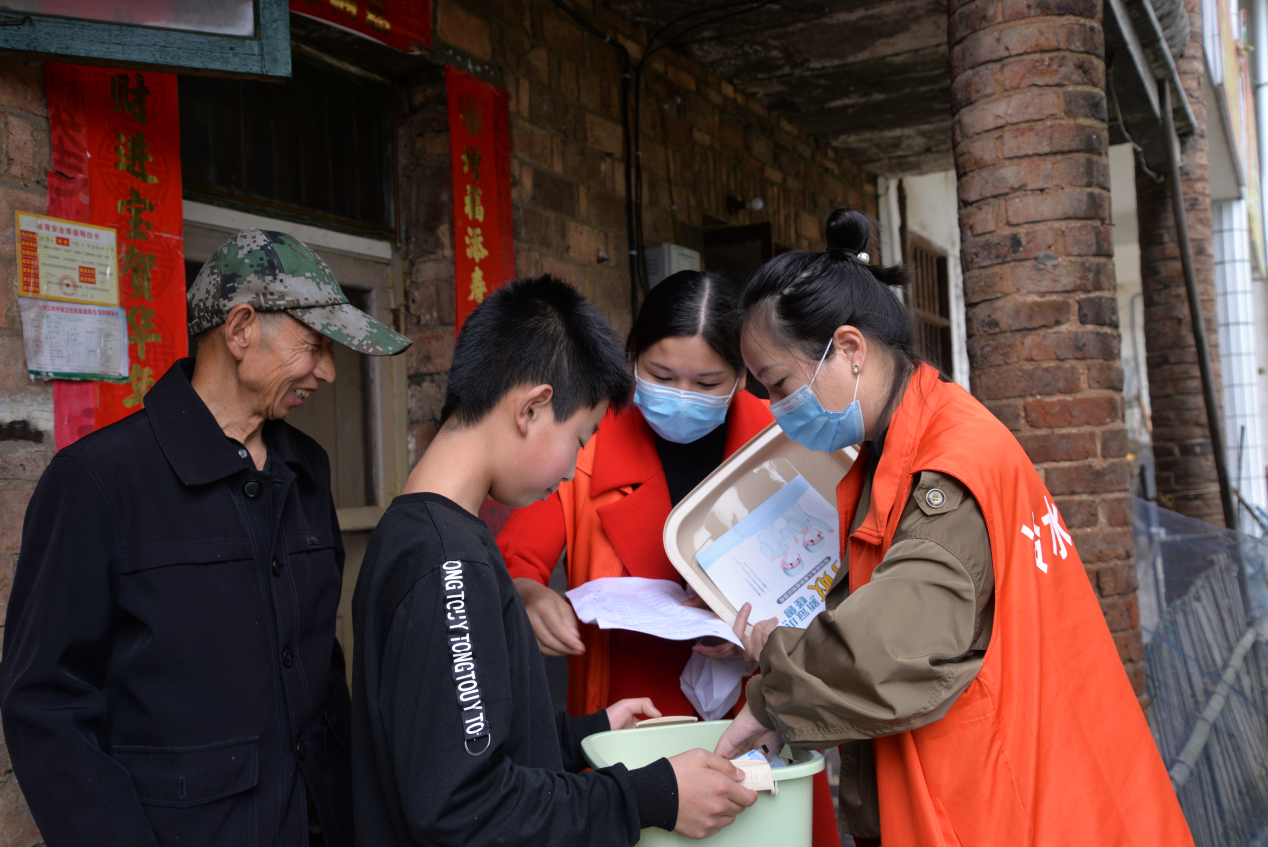 冷水江：“愛心防疫包” 暖困境兒童心