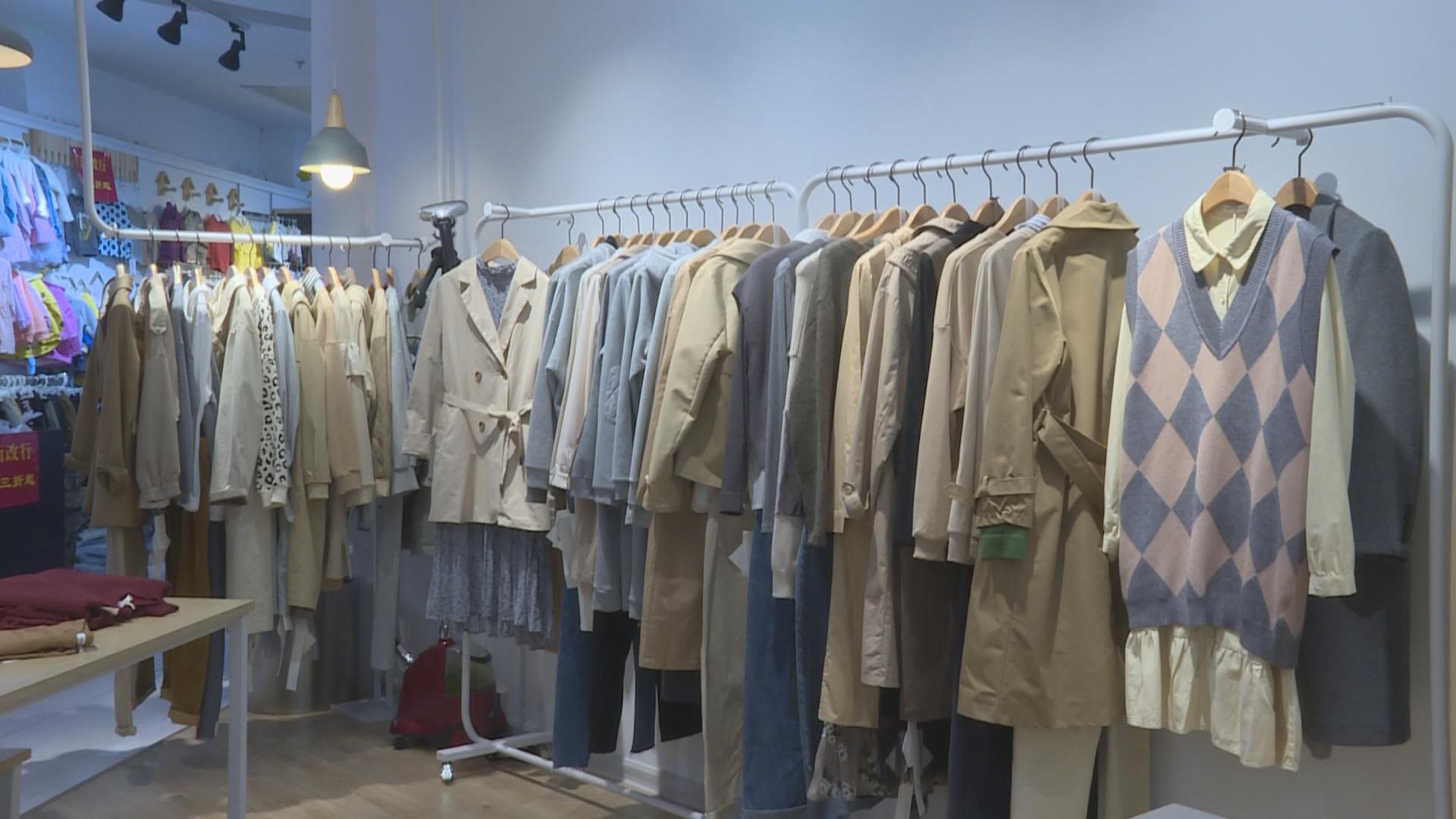 它是有一个小特色它是ab面 这里是一个格子的      正在直播的服装店