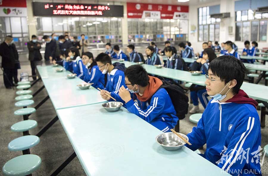 3月31日,长沙县实验中学,学生在食堂模拟就餐