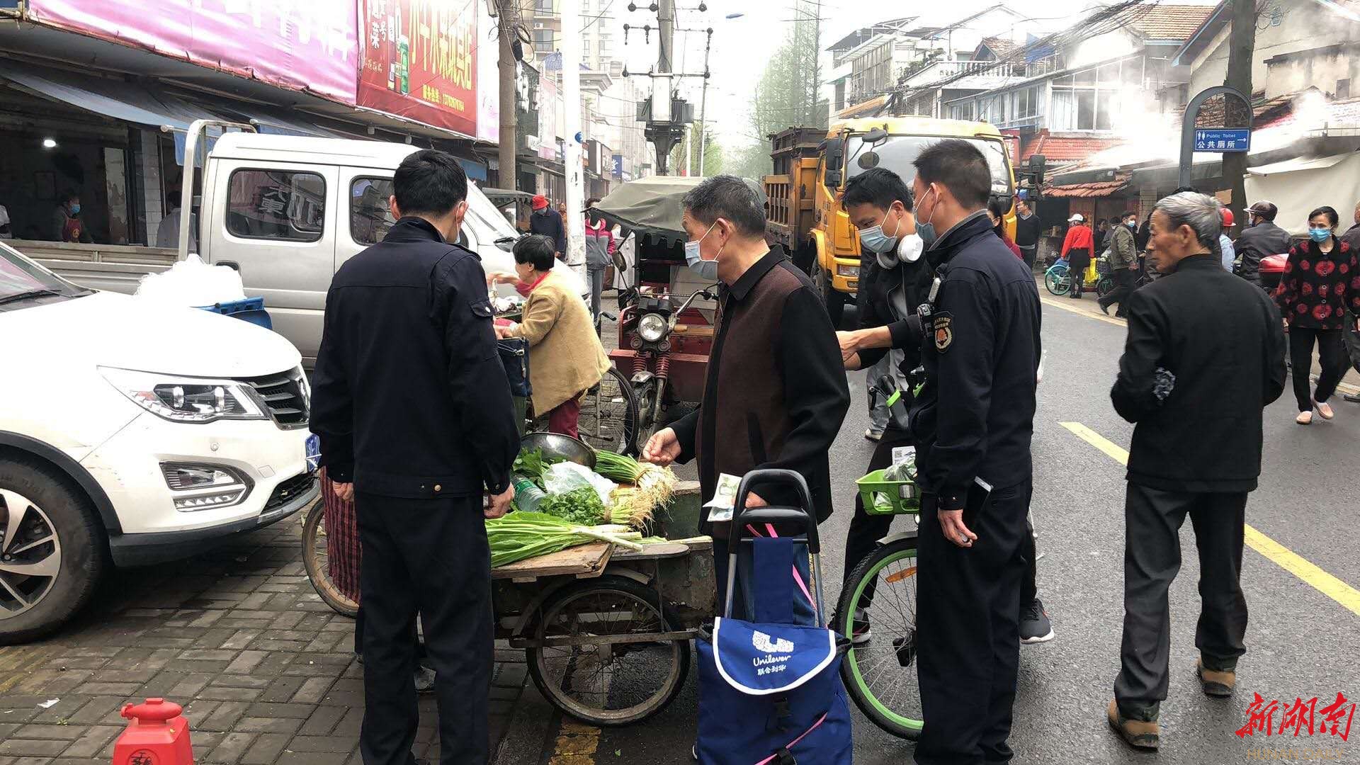 常德武陵：占道经营大整治 马路市场换新颜